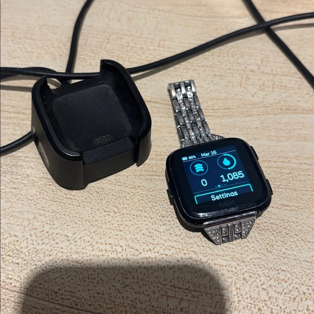 FITBIT WOMEN’S FITNESS TRACKER, Great Used Condition! Comes w/ Charger and Band